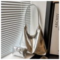 Dettaglio del set borsa tote argento metallizzato con pochette in luce naturale soft - Argento