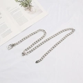 Elegante cintura a catena in metallo argento per jeans su sfondo di tessuto bianco - Chiusura Quadrata Argento