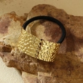 Elastico per capelli dorato con texture in metallo martellato su sfondo di pietra naturale - Stile Rettangolo Martellato Oro