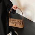 Handtasche aus braunem Kunstleder mit Leopardenmuster-Klappe und Goldverschluss - Brauner Leopard