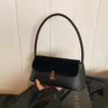 Schwarze Baguette-Tasche aus strukturiertem Leder mit stilvollem Bronze-Verschluss - Schwarz