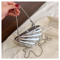 Dettaglio della pochette in acrilico argento a forma di conchiglia con tracolla a perle - Stile 2 Argento (Manico a Catena)