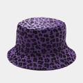 Dettaglio ravvicinato del cappello pescatore leopardato viola in morbida ecopelliccia - M (56-58cm) / Viola