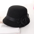 Elegante cappello cloche nero in lana da donna con fiore di raso e dettagli in rete fine - Taglia unica / Nero