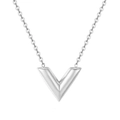 Dettaglio della collana con ciondolo a forma di V argento su sfondo bianco - Argento