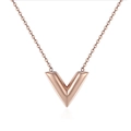 Dettaglio della collana con pendente a V in oro rosa con catena sottile su sfondo bianco - Oro rosa