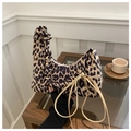 Detail van luipaardprint hobo tas met geplooid handvat en beige lint als decoratie - Khaki