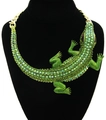 Dettaglio macro di una grande collana a coccodrillo vintage con strass verdi su catena oro - Collana Grande Coccodrillo Multicolore