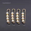 Vue détaillée de quatre épingles de sûreté dorées de 7,5cm avec perles et strass - Lot No. 13