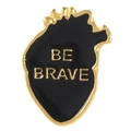 Makroaufnahme einer anatomischen Herzbrosche in schwarzer Emaille mit goldenem Be Brave Text - Mutiges Schwarzes Herz Stil (xz1967)