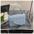 Détail du sac à main bleu matelassé à motif géométrique avec boucle en métal doré chic - Bleu