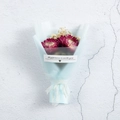 Mini-Trockenblumenstrauß mit rosa Schleierkraut in hellblauem Papier und Goldband - Rosa Violette Blumen - Hellblaue Verpackung