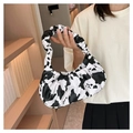 Detalle del bolso de hombro estilo nube con estampado de vaca en blanco y negro - Estampado de vaca