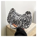 Dettaglio ravvicinato del tessuto zebrato bianco e nero su questa borsa di tela trendy - Zebra Print