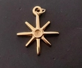 Dettaglio del ciondolo a stella dorata in acciaio inossidabile a 8 punte con anello aperto - Stella a Otto Punte Dorata