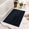 Dunkelblaue Plüsch-Badematte mit rechteckigen Mustern auf modernem Fliesenboden - 40x60cm / Azurblau