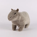 Détails de la matière en peluche marron et des traits brodés du jouet capybara - 17cm / Gris