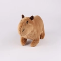Gros plan sur le matériau en peluche marron doux et la texture du doudou capybara - 17cm / Marron