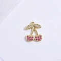Dettaglio del ciondolo a ciliegia dorata con cristalli rosa e foglie di zirconi lucidi - VD1639 / Base Oro Ciliegia Zircone Magenta