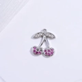 Vista macro del ciondolo a ciliegia con cristalli rosa e chiari su base argento - VD1639 / Base Argento Ciliegia Zircone Magenta