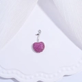 Élégant pendentif cerise en argent avec zircon rose sur un fond minimaliste doux - Base Argent Cerise Zircon Magenta