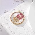 Pendentif rond en cuivre doré avec marguerites séchées violettes et accents de feuilles d'or - Feuille d'Or Gypsophile Blanche Fleur Violette