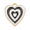 Dettaglio del ciondolo a cuore in smalto bianco e nero con bordo in metallo dorato - Patchwork Nero e Bianco