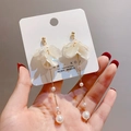Pendientes de plata S925 con flores blancas, perlas y borlas largas de color dorado - Estilo Borla de Perla de Pétalo (E1259) / Dorado