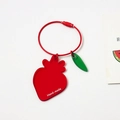 Roter herzförmiger Acryl-Schlüsselanhänger mit Blatt und Hand-made Aufdruck - Rote Erdbeere