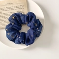 Elastico per capelli in chiffon blu scuro con stelle dorate su un piatto vintage - Blu navy