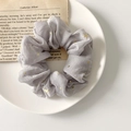 Elastico per capelli in chiffon grigio con stelle dorate su un piatto bianco decorato - Grigio