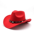 Dettaglio di cappello da cowboy in feltro rosso con fascia in pelle nera e pietre turchesi - Rosso