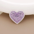 Vista macro di ciondolo a cuore argento con cristalli viola per scarpe e decorazioni fai da te - Stile Diamanti / Cuore in strass viola base argento