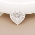 Dettaglio macro di ciondolo a cuore con strass per decorazioni fai-da-te di scarpe e telefoni - Stile Diamanti / Cuore in strass bianco base argento