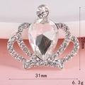 Makro-Detail vom silbernen Kronenanhänger mit Strasssteinen und birnenförmigem Stein - Kronenform (D1554 Weiß)
