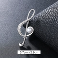 Spilla a chiave di violino in argento con cristalli scintillanti e perla bianca - Chiave di Violino Perla Artificiale Argentata (XD9419)
