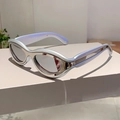 Dettaglio occhiali da sole Y2K argento con montatura in metallo futuristica su espositore - Montatura Argento Lenti Specchiate Argento