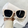 Modische beige übergroße quadratische Sonnenbrille mit schwarzen Gläsern für Retro-Look - Beige / Graue Gläser