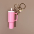 Dettaglio del portachiavi a mini tazza rosa con ciondolo a ape dorata e gancio - Rosa