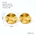 Detalle de pendientes de acero inoxidable bañados en oro de 18k con textura ondulada - Dorado