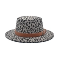Wollen fedora met luipaardprint, platte bovenkant en bruine leren band detail - M (56-58cm) / Grijs Luipaard