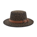Détail du chapeau en feutre léopard avec bord plat et sangle en cuir marron à boucle - M (56-58cm) / Vert Armée Léopard