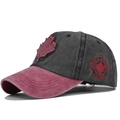 Gros plan sur la casquette de baseball en coton délavé avec écusson Canada et érable - Réglable / Gris Foncé & Visière Rouge