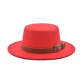 Dettaglio cappello di lana rossa con cinturino in pelle marrone e fibbia argento - M (56-58cm) / Rosso