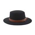 Dettaglio di un cappello boater nero a tesa piatta con cinturino in pelle marrone e fibbia - M (56-58cm) / Nero