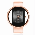 Dettaglio dell'orologio oro rosa con quadrante quadrato grigio e cinturino in acciaio - Oro Rosa (Quadrante Nero)