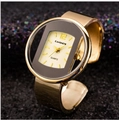 Dettaglio del quadrante quadrato e del bracciale dorato traforato di questo orologio - Oro (Quadrante Oro)