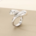 Detalle macro del anillo de plata con piedras de estrella y diseño de gota sobre fondo rugoso - US 6 / Estilo con Incrustaciones de Estrellas de Doble Cabeza en Color Acero de 16mm (KR111168-K)