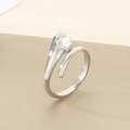Detalle del anillo plateado con piedra preciosa en forma de pera sobre banda de metal liso - US 6 / Estilo Envolvente Abierto en Color Acero de 12mm (KR111173-K)