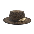 Dettaglio del cappello fedora leopardato a tesa piatta con foglia di metallo dorato - M(56-58cm) / Verde Militare